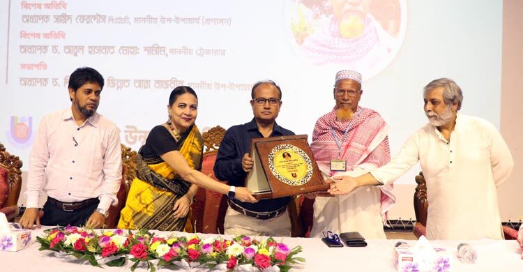 ৭৫ বছর বয়সে বিএ পাস সাদেক আলীকে বাউবির সংবর্ধনা