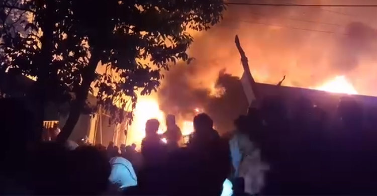 গাজীপুরে ঝুট গুদামে আগুন, নিয়ন্ত্রণে চার ইউনিট