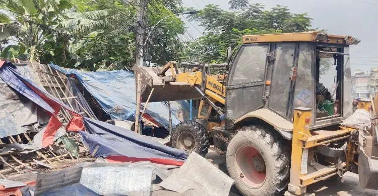 টঙ্গীতে সড়ক দখলমুক্ত-যানজট নিরসনে উচ্ছেদ অভিযান