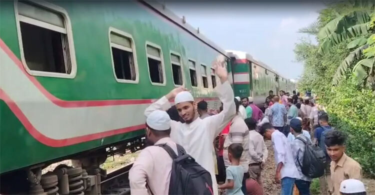 Train derailment disrupts services between Dhaka, northern dists