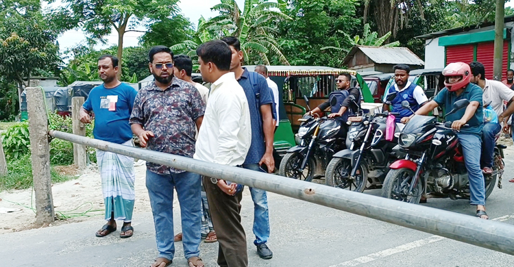 নিজ অর্থায়নে অরক্ষিত রেল ক্রসিংয়ে ব্যারিয়ার দিলেন ইউএনও
