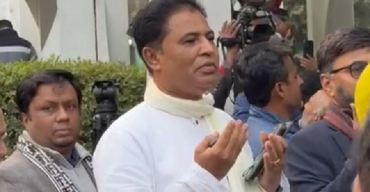 গুলশান আজাদ মসজিদে দু’হাত তুলে মোনাজাত করলেন নেতাকর্মীরা