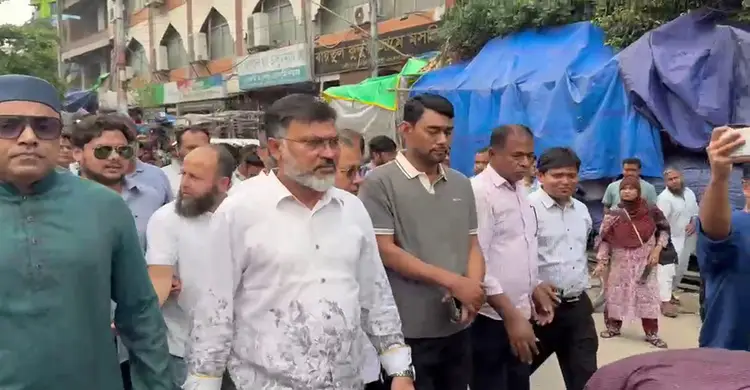 ফুটপাতে নিশ্চিন্তে ব্যবসা করার আশ্বাস দিলেন ডিএনসিসির প্রশাসক