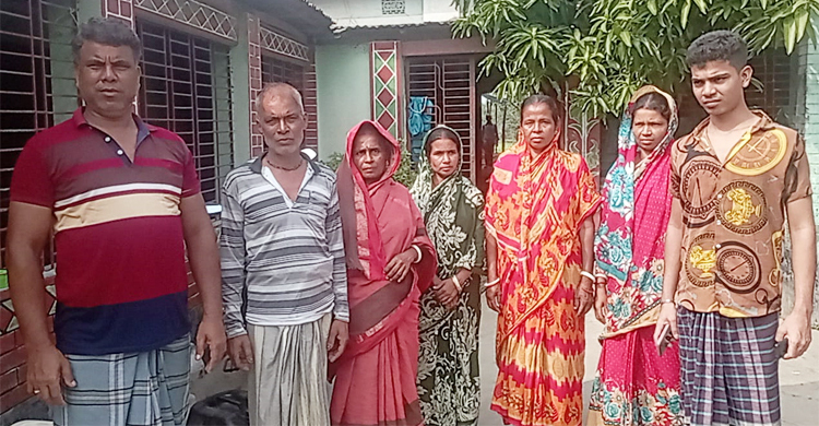 বগুড়ায় দেড় বছর ধরে একঘরে পাঁচ পরিবার