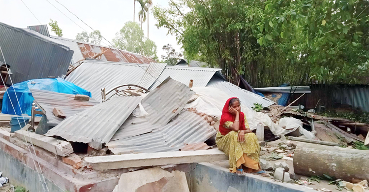 দুদিন ধরে খোলা আকাশের নিচে লন্ডভন্ড পরিবারগুলো