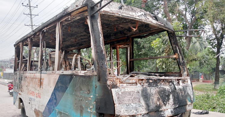 গাজীপুরে মহাসড়কের পাশে রাখা মিনিবাসে আগুন
