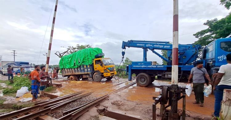 ট্রাক বিকল, উত্তরবঙ্গ-ঢাকা রুটে তিন ঘণ্টা রেল যোগাযোগ বন্ধ