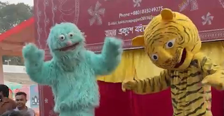 পুতুল নাচে জমে উঠেছে বইমেলা