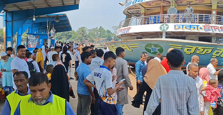 চাঁদপুর লঞ্চঘাটে কর্মমুখী মানুষের ভিড়, ভাড়া বেশি নেওয়ায় ক্ষোভ