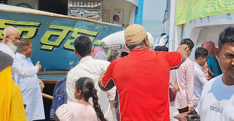 চাঁদপুর লঞ্চঘাটে কর্মমুখী মানুষের ভিড়, ভাড়া বেশি নেওয়ায় ক্ষোভ