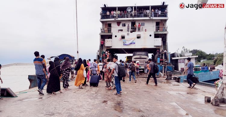 পাটুরিয়া-দৌলতদিয়ায় ঘরমুখো মানুষের চাপ, নেই ভোগান্তি