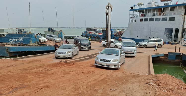 দৌলতদিয়ায় যাত্রী-যানবাহনের চাপ বাড়লেও নেই ভোগান্তি
