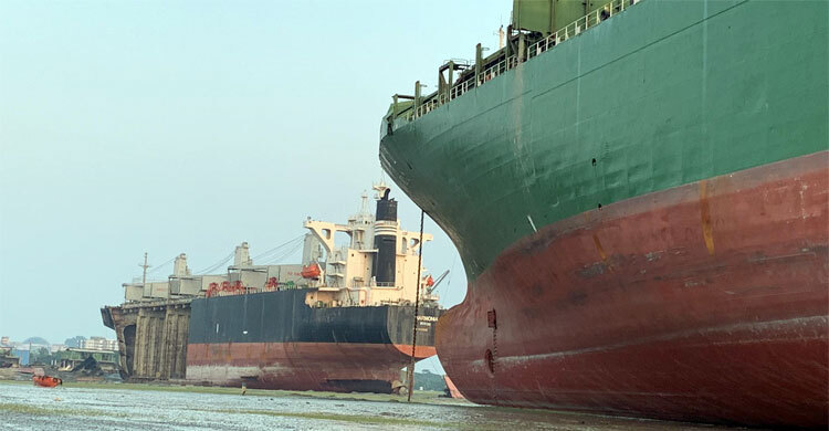 সীতাকুণ্ডে শিপইয়ার্ডে গোলাগুলি, ১০ লাখ টাকার স্ক্র্যাপ লুট