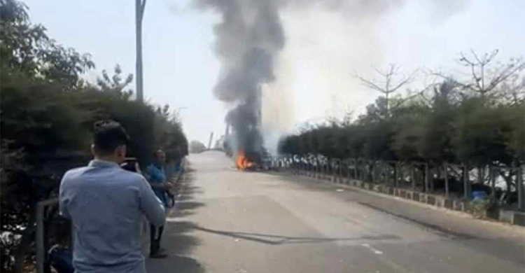 হাতিরঝিলে মাইক্রোবাসে আগুন