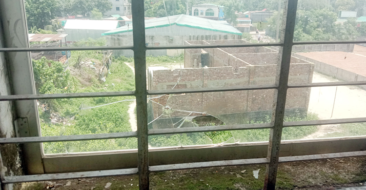 ভাঙা জানালা নিয়েই উদ্বোধন হলো মুক্তিযোদ্ধা কমপ্লেক্স