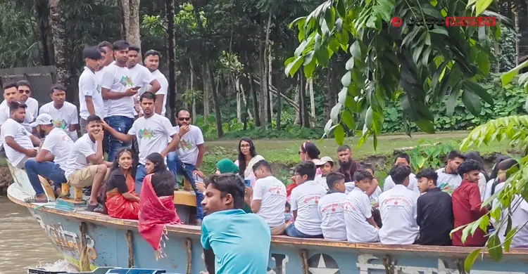 প্রতি মৌসুমে ডিঙ্গি নৌকায় ২০ কোটি টাকার পেয়ারা বিক্রি
