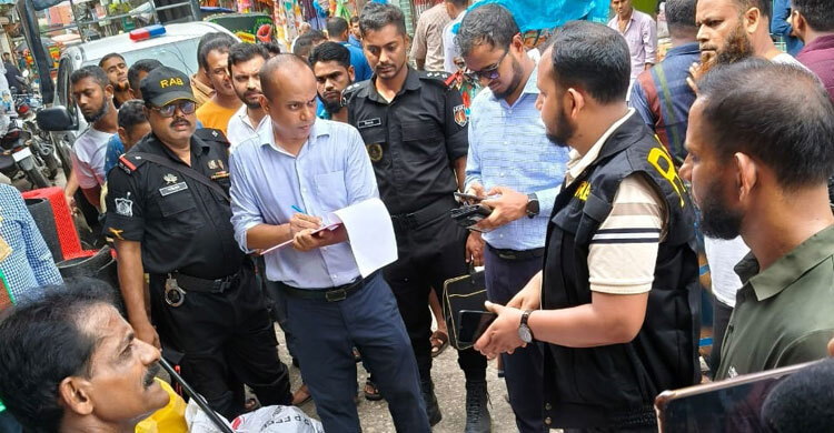 গলাচিপায় বিপুল পরিমাণ নিষিদ্ধ পলিথিন জব্দ, ২ ব্যবসায়ীকে জরিমানা