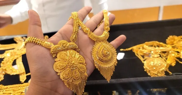 সোনার দাম কীভাবে নির্ধারণ হয়, কেন ওঠানামা করে?