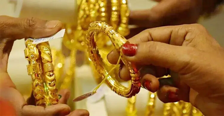 Gold price climbs Tk 1,050 per bhori to Tk 227,856