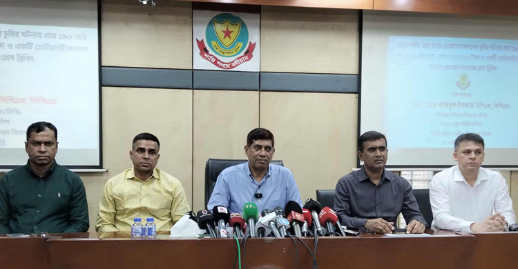 তিন মাস রেকি করে চক্রটি, মার্কেটে ঢুকতে জানালায় বেঁধে রাখে সুতা