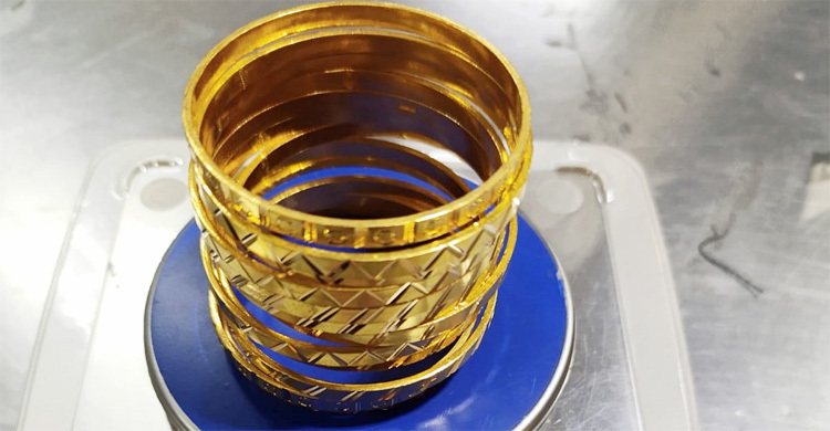 শাহ আমানতে ৫০ লাখ টাকার সোনাসহ মোয়াল্লেম আটক