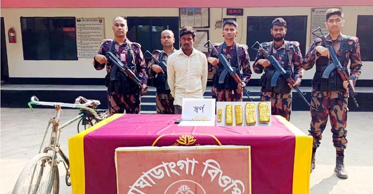 যুবকের কোমরে মিলল ৭৭ লাখ টাকার সোনার বার