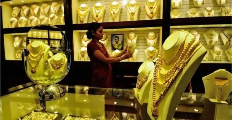 সোনা কিনতে আজ ভরিতে গুনতে হবে কত টাকা