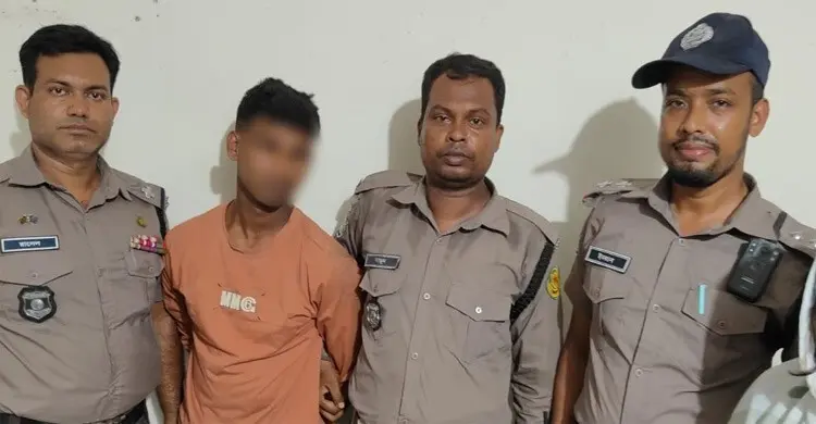 সোনার দুল গিলেও শেষরক্ষা হলো না ছিনতাইকারীর, বমি করিয়ে উদ্ধার