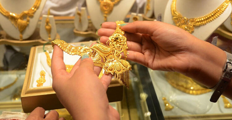 Gold prices dip slightly after hitting record high