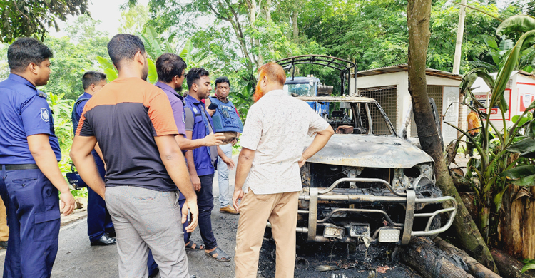 গোপালগঞ্জে মুখোশ পরে পুলিশের পিকাপ ভ্যানে অগ্নিসংযোগ করেছে দুর্বৃত্তরা। এতে পাঁচ পুলিশ সদস্য আহত হয়েছেন