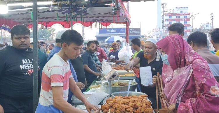 গোপালগঞ্জে বিক্রেতাদের হাঁকডাকে মুখর ইফতার বাজার
