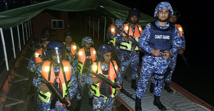 গোপালগঞ্জে নদীপথে কোস্টগার্ড-নৌবাহিনীর টহল জোরদার