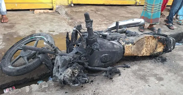 অতিরিক্ত তেল নিতে গিয়ে মোটরসাইকেলে আগুন, দৌড়ে পালালেন চালক