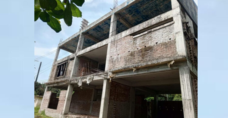নতুন ভবনের নির্মাণকাজ বন্ধ, পুরোনো ভবনেই চলছে সরকারি অফিসের কাজ