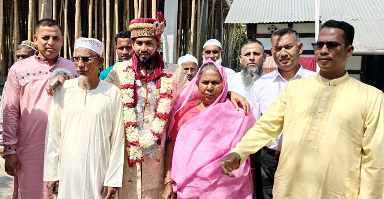 বাবা-মায়ের স্বপ্ন পূরণে হেলিকপ্টারে চড়ে বিয়ে করতে এলেন বর