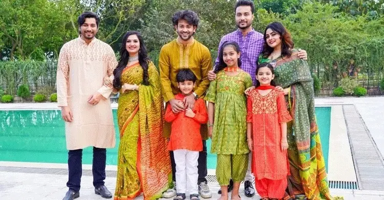 বৈশাখের রঙিন সাজে নতুন তাঁতের পোশাক