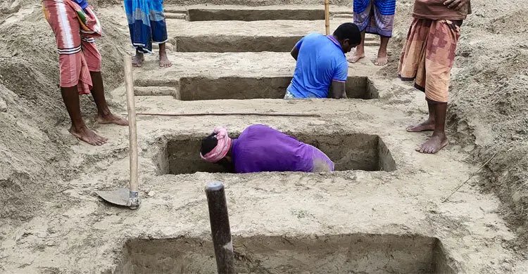 মরা নদীতে গোসল করতে নেমে নিহত ৫ শিশুকে পাশাপাশি দাফন