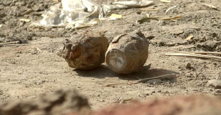 মাটি খুঁড়তে গিয়ে মিললো দুটি গ্রেনেড