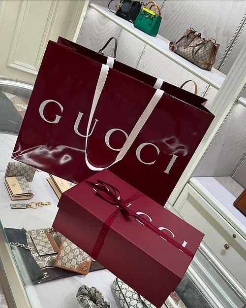 যে বিলাসবহুল ব্র্যান্ডগুলো এখনো ফ্রি ব্যাগ দেয়