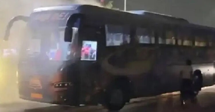 ফাইনাল হারের ক্ষত শুকানোর আগেই গুজরাটের টিম বাসে আগুন