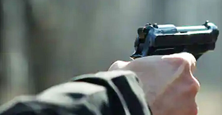 পার্টিতে না নিয়ে যাওয়ায় প্রেমিকার পায়ে গুলি