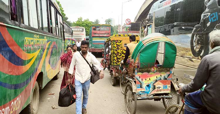 নাড়ির টানে শহর ছাড়ছে মানুষ, বৃষ্টির অস্বস্তি ছাপিয়ে ঘরে ফেরার আনন্দ