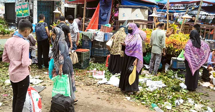 নাড়ির টানে শহর ছাড়ছে মানুষ, বৃষ্টির অস্বস্তি ছাপিয়ে ঘরে ফেরার আনন্দ