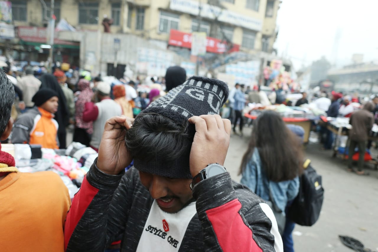 শীতের হাওয়ায় গুলিস্তানের ফুটপাতে উষ্ণতার খোঁজ