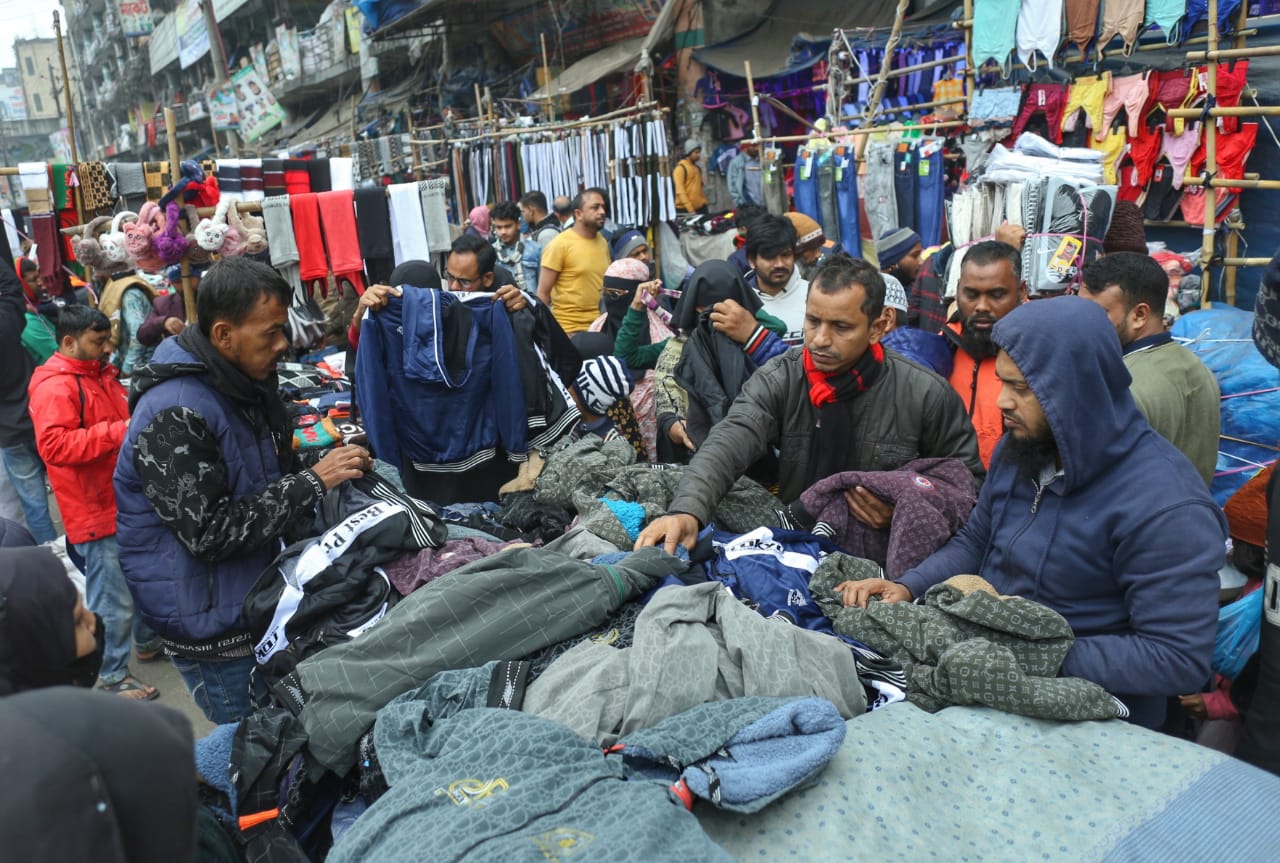 শীতের হাওয়ায় গুলিস্তানের ফুটপাতে উষ্ণতার খোঁজ