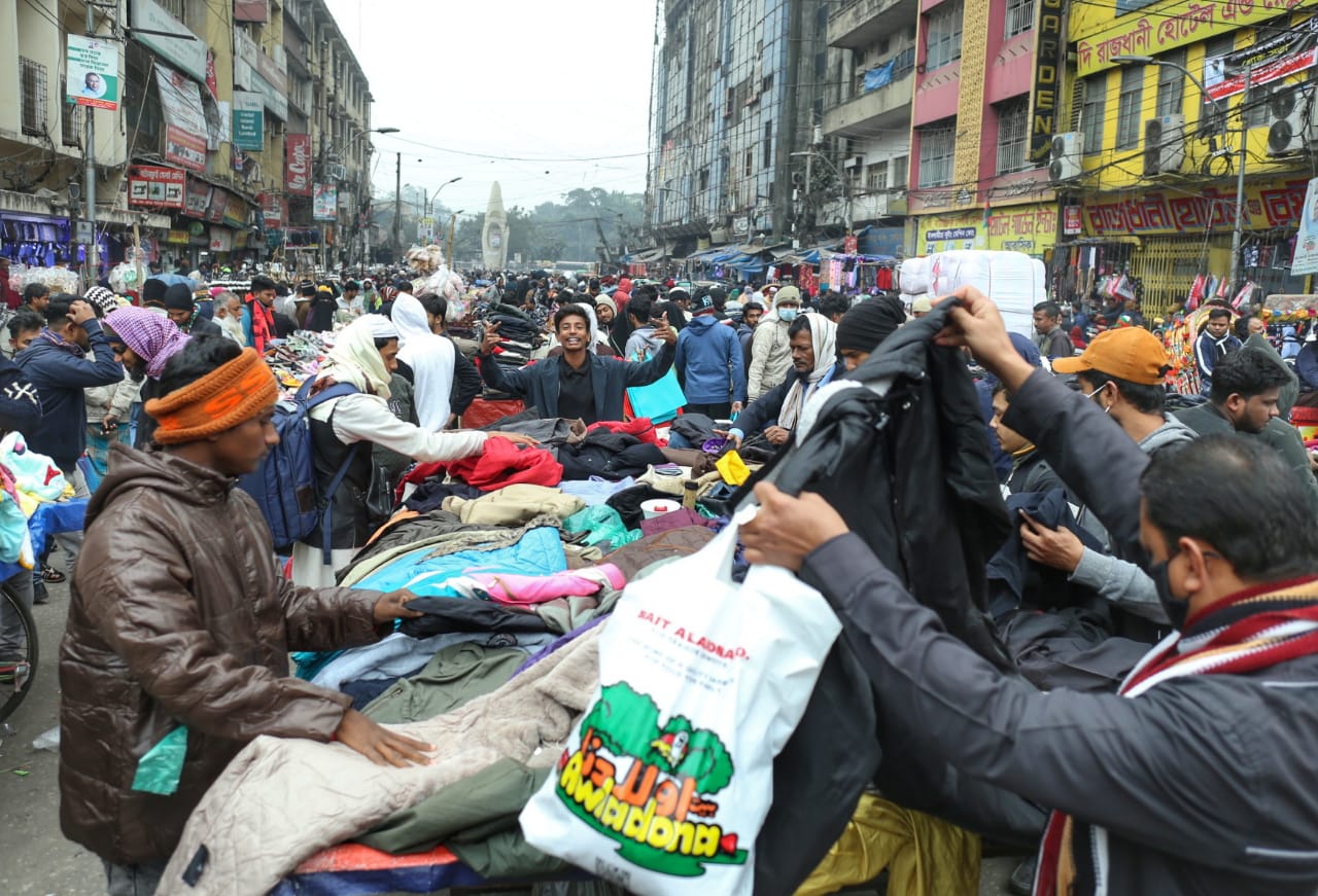 শীতের হাওয়ায় গুলিস্তানের ফুটপাতে উষ্ণতার খোঁজ