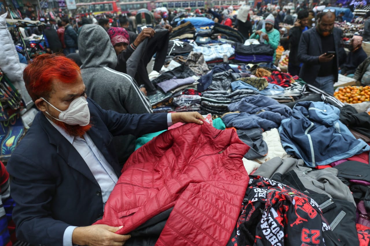 শীতের হাওয়ায় গুলিস্তানের ফুটপাতে উষ্ণতার খোঁজ