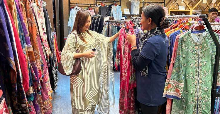 গুলশান-বনানীর অভিজাত শপিংমলে জমে উঠেছে ঈদের কেনাকাটা