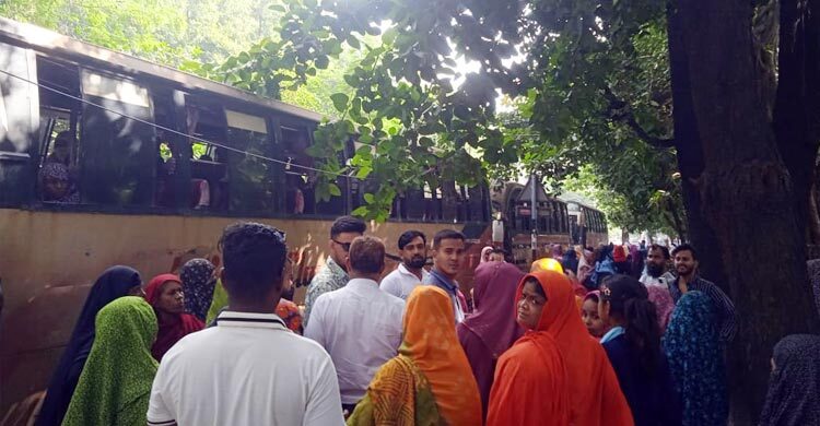 প্রার্থী পরিবর্তনের দাবিতে খালেদা জিয়ার বাড়ির সামনে অবস্থান
