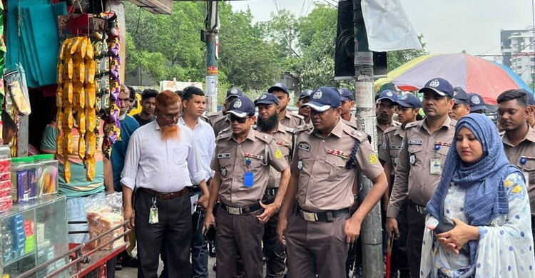 গুলশানে ফুটপাতে উচ্ছেদ অভিযান, ৫০ দোকানকে জরিমানা
